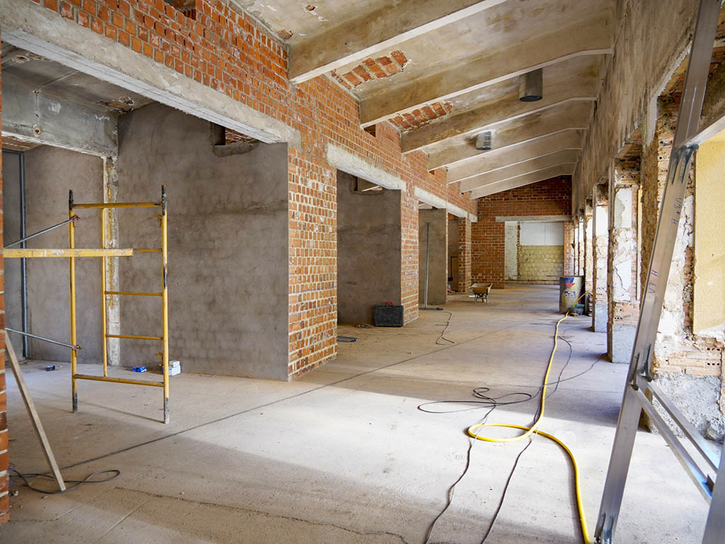 Trabajos en la cubierta del mercado de Los Huertos. / MIGUEL ÁNGEL FERNÁNDEZ