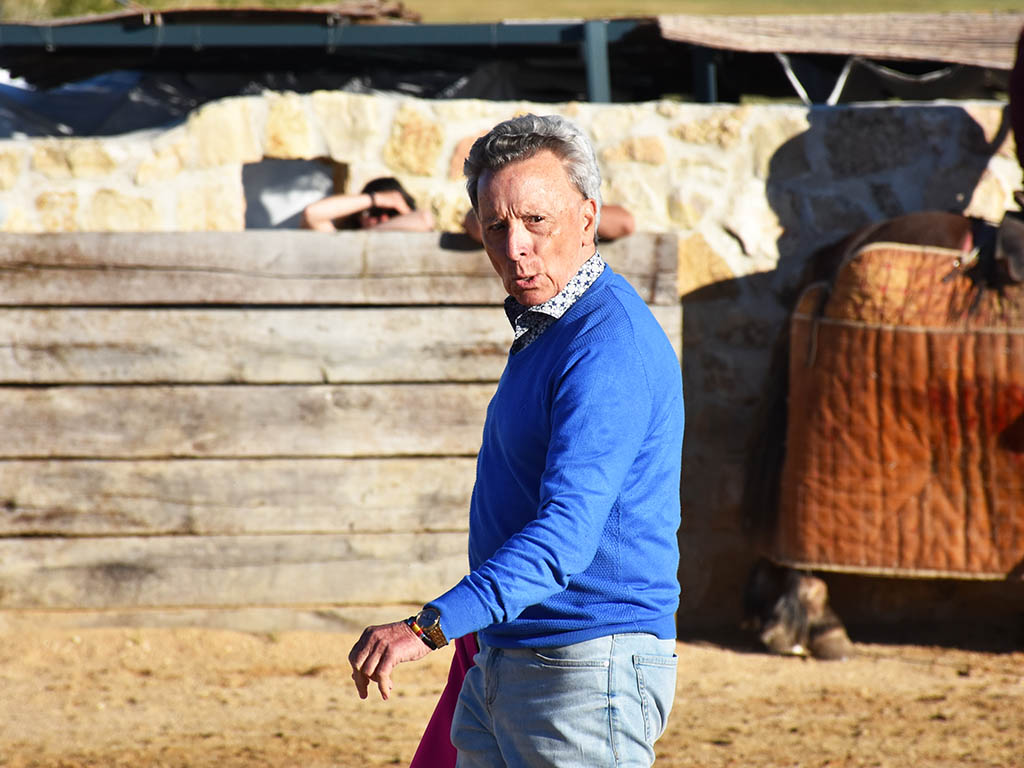 José Ortega Cano, tentando en la Finca ‘Los Cerros’, en La Higuera. / ALEJANDRO MARTÍN