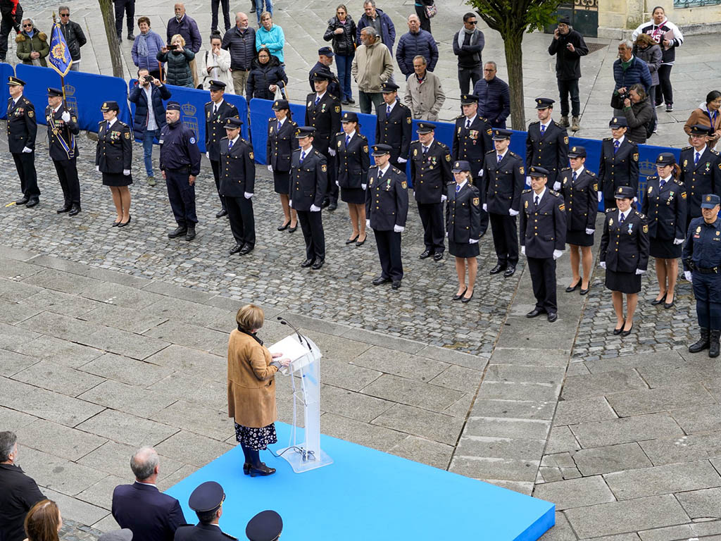 Acto de homenaje a la Policía Nacional de Segovia. / MIGUEL ÁNGEL FERNÁNDEZ
