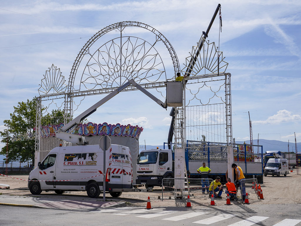 Preparación del Recinto Ferial, en el barrio de La Albuera. / MIGUEL ÁNGEL FERNÁNDEZ