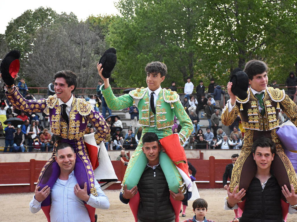 Los jóvenes novilleros Daniel Hernández, Jesús Manso y Jorge Oliva salen en hombros de la Plaza de de Valsaín. / A.M.