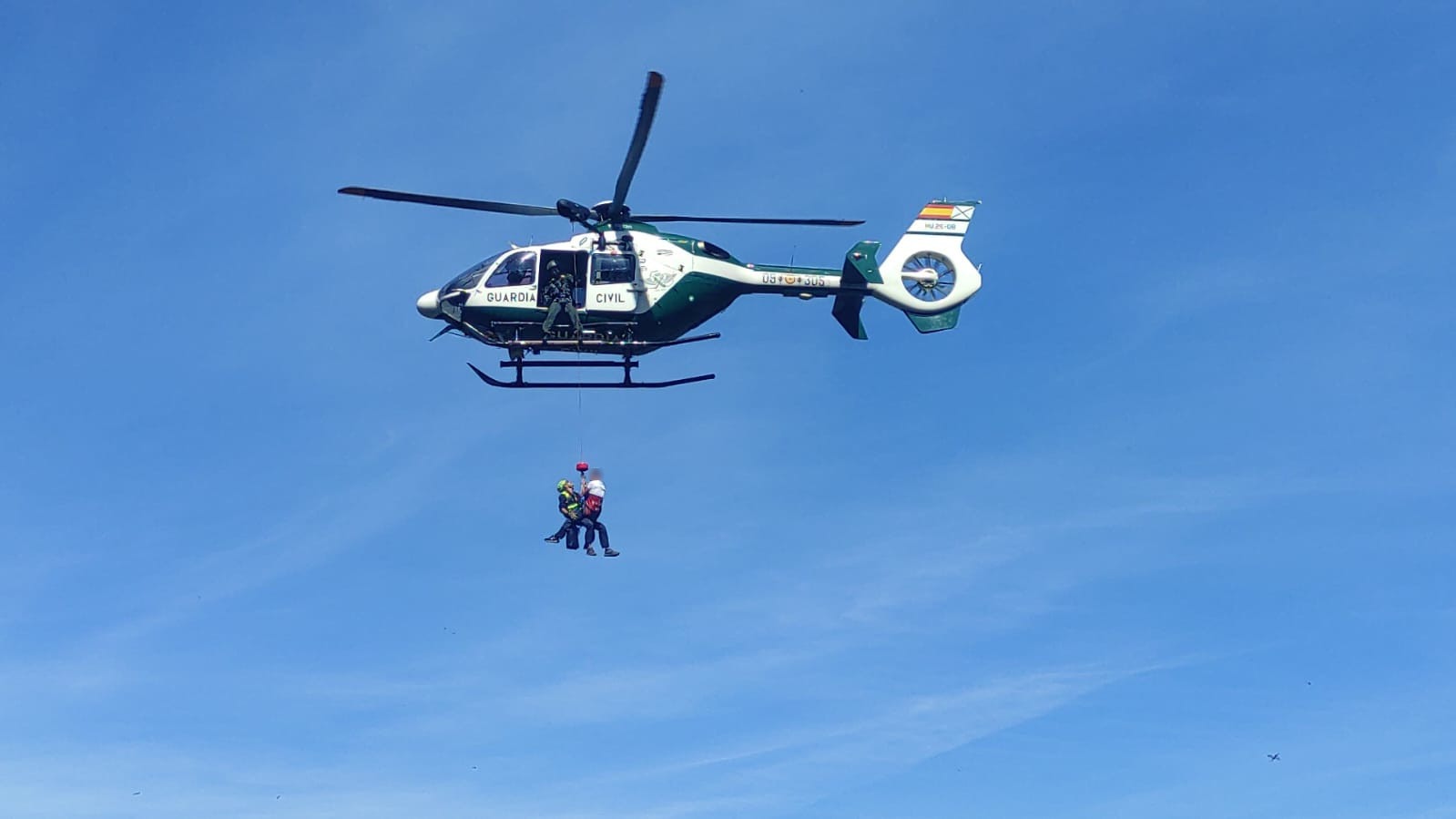Rescatado el conductor de un vehículo que cayó a una zona de difícil acceso en Peña Bandeira, en Vega de Valcarce (León)