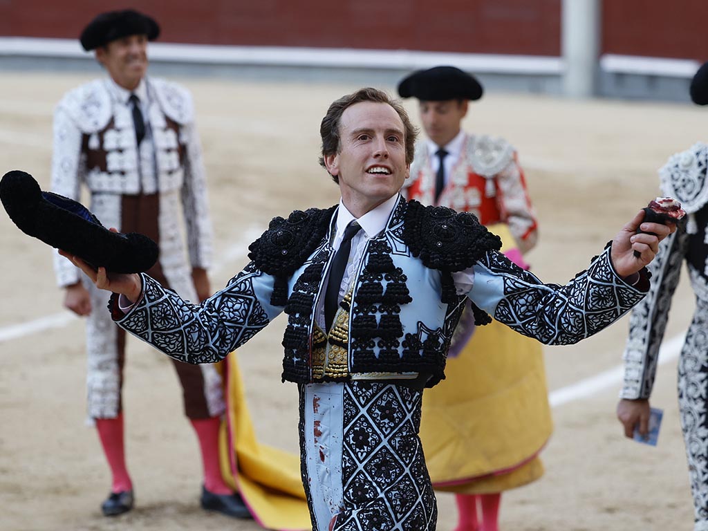 Román pasea una oreja del toro 'Orgulloso', de la ganadería de Fuente Ymbro. / EFE - MARISCAL