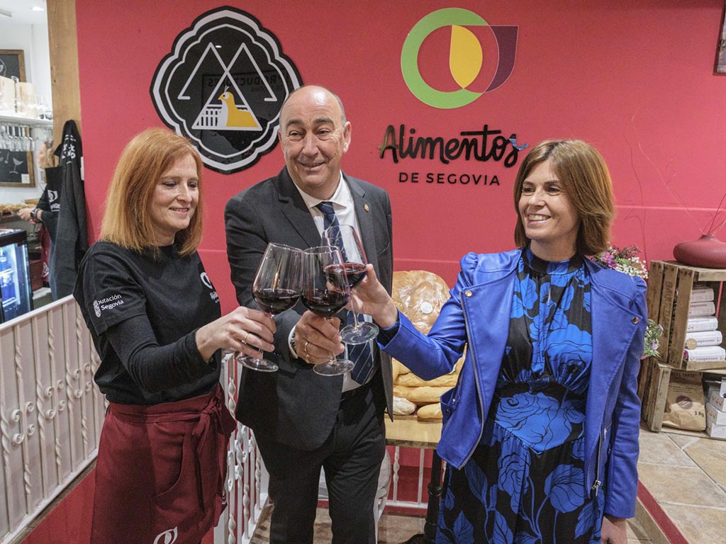 La Diputación de Segovia y el restaurante De Bote en Bote inauguran 'La Manjarería de Alimentos de Segovia'. / KAMARERO