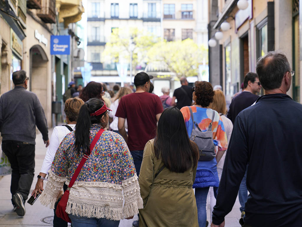 Gente paseando por la calle en Segovia. / MIGUEL ÁNGEL FERNÁNDEZ