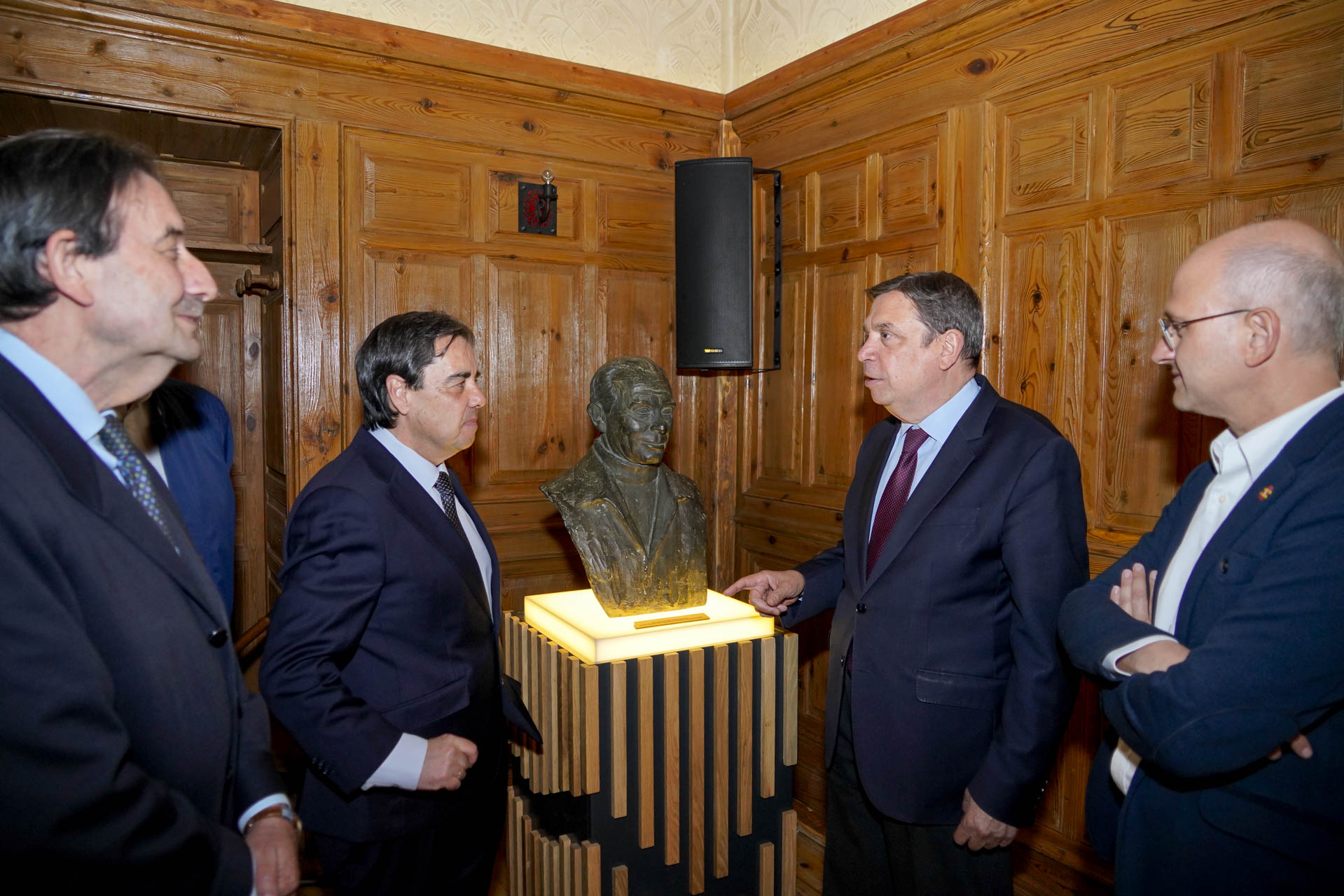 José Carlos Portas atiende a Luis Planas en su visita a la destilería.