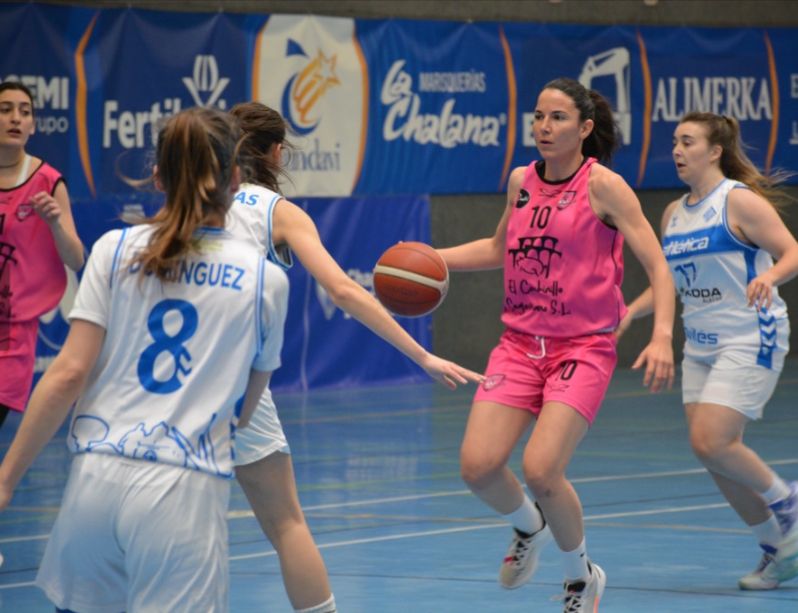 Mónica Herranz controla el balón durante un acción del encuentro. / JESÚS GÓMEZ CASADO