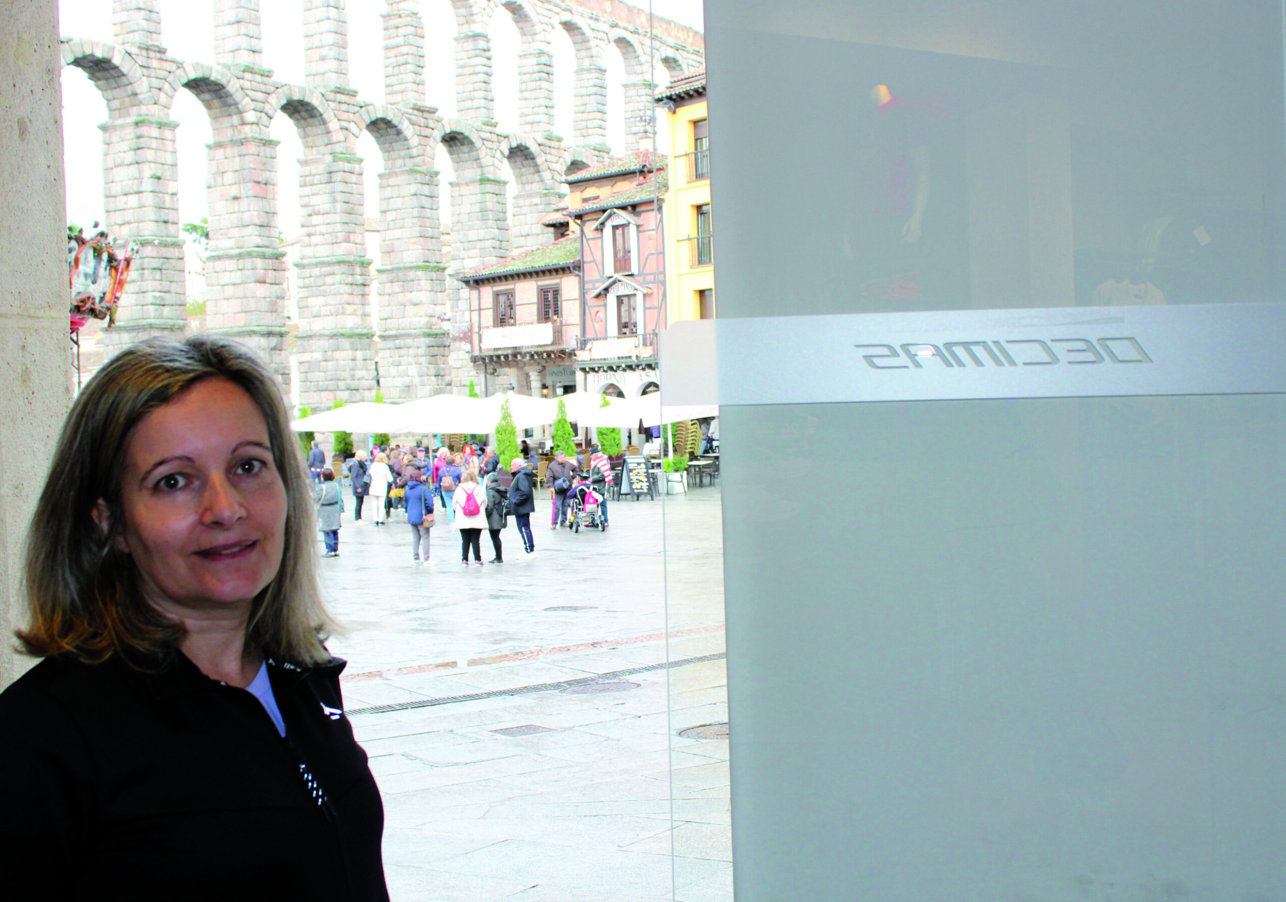 Los comerciantes del Azoguejo, entre la indignación y el hastío 1 Esther Giménez en la puerta del establecimiento que regenta junto al Azoguejo.