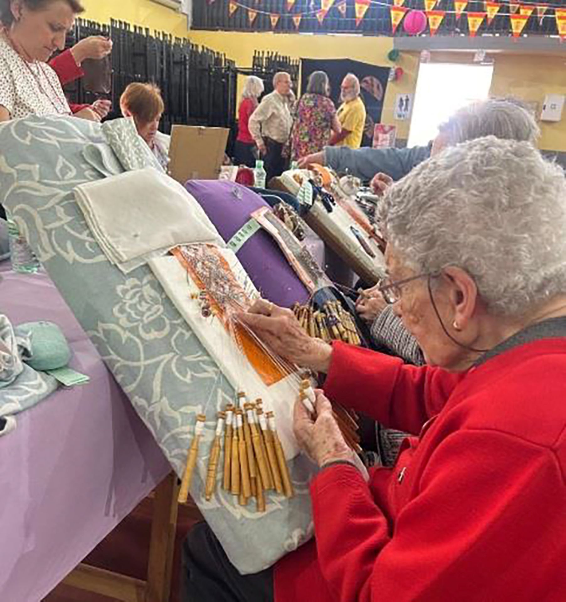 Una encajera trabaja en una creación durante el encuentro.