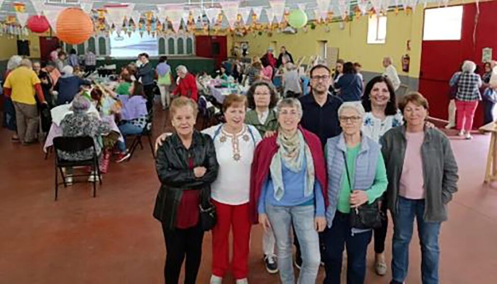 Algunas de las encajeras participantes posan durante el evento. Algunas de las encajeras participantes posan durante el evento.