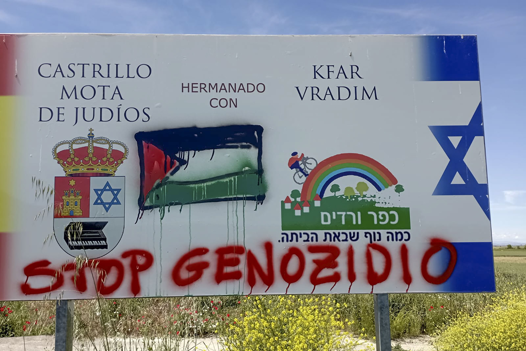 Pintadas de 'Stop Genocidio' y banderas palestinas en un pueblo hermanado con Israel