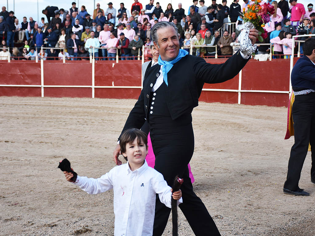 Emilio y Cayetano de Frutos pasean dos orejas y un rabo en La Lastrilla. / A.M. Emilio y Cayetano de Frutos pasean dos orejas y un rabo en La Lastrilla. / A.M.