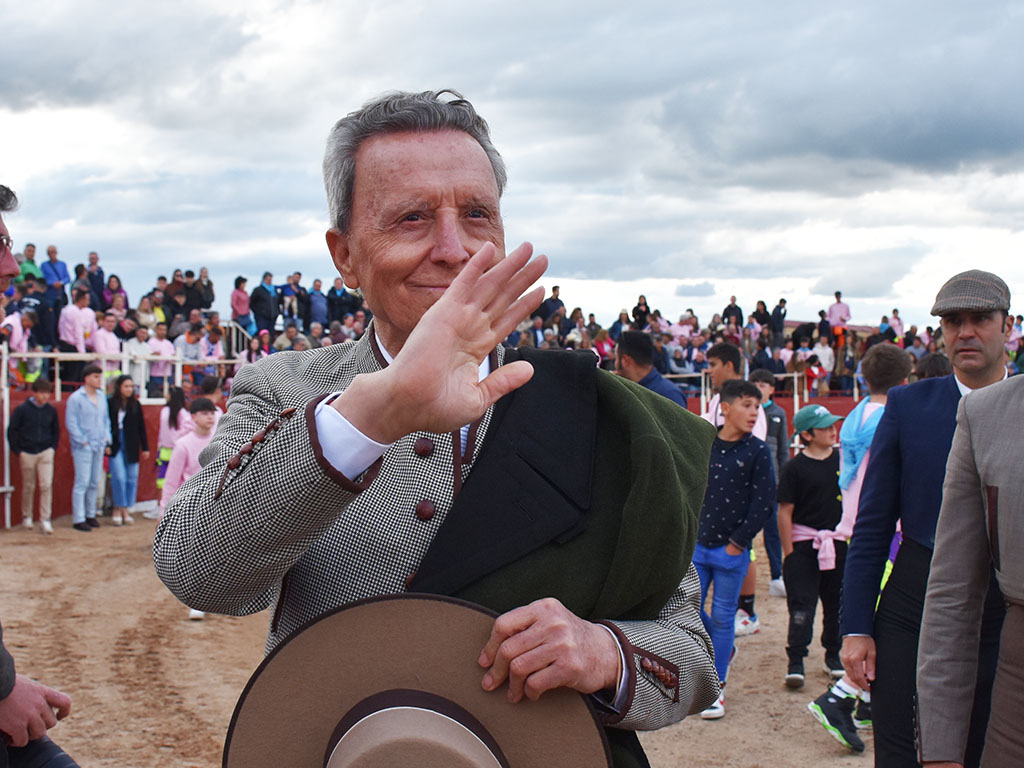 La Lastrilla recupera los festejos taurinos con una tarde para el recuerdo 1 Ortega Cano saluda al salir de la Plaza de Toros de La Lastrilla. / A.M.