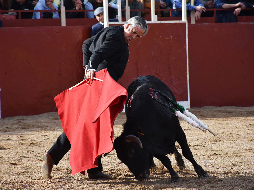 Inicio de faena de muleta de Emilio de Frutos en La Lastrilla. / A. M. Inicio de faena de muleta de Emilio de Frutos en La Lastrilla. / A. M.