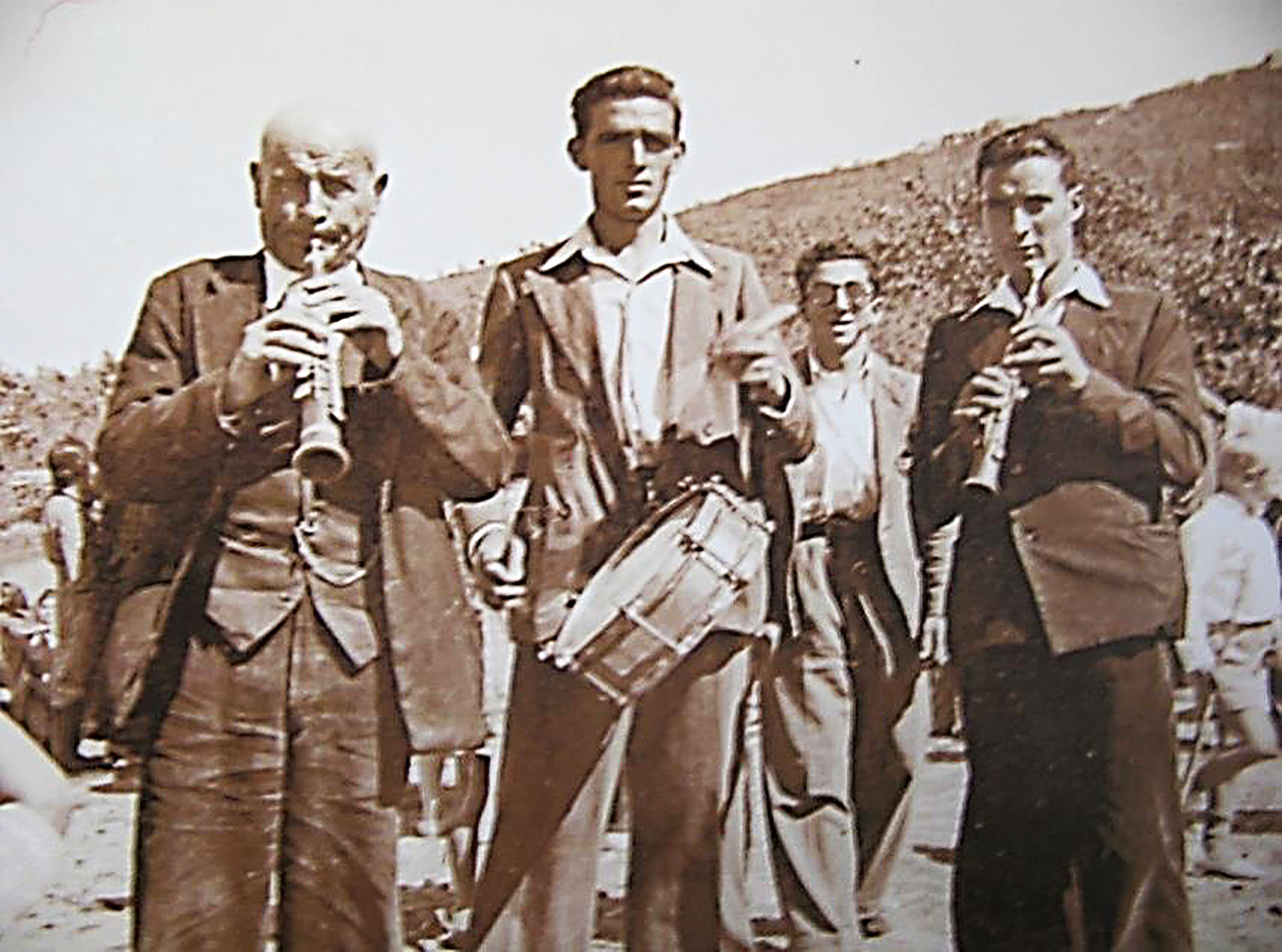 Riaza: sones y costumbres tradicionales 1 Dulzaineros de Riaza hacia 1943. Foto: archivo de Elena de Frutos.