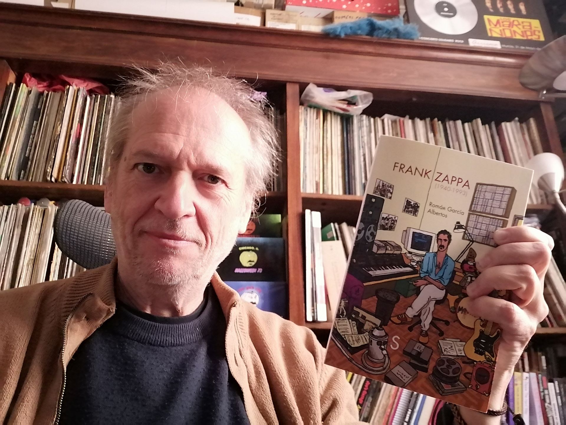 Roman Garcia y su libro.