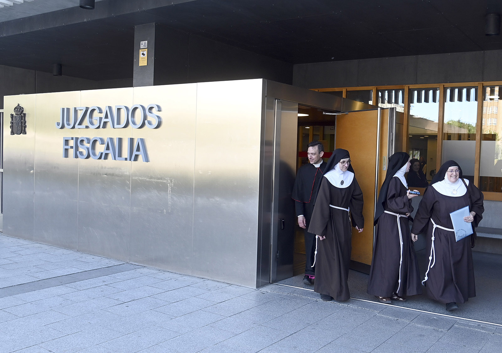 Varias de las clarisas de Belorado junto con su portavoz, José Ceacero, en los juzgados de Burgos