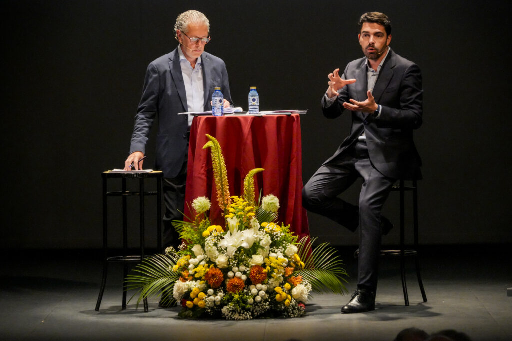 Momento del coloquio en el que se explicó el estudio del PTF. (FOTO: MIGUEL ÁNGEL FERNÁDEZ)