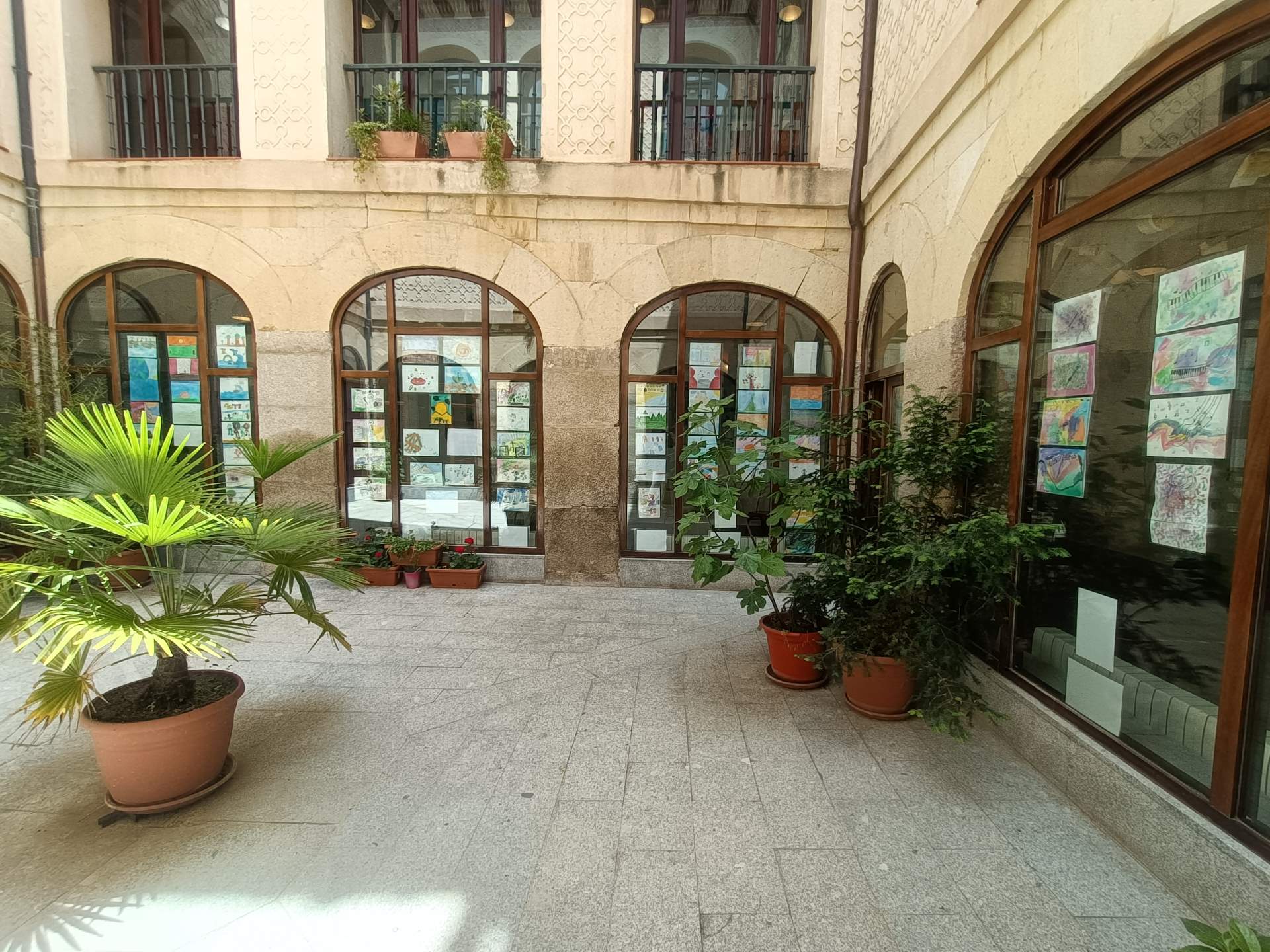 Aspecto de la galería del patio de la Casa de la Lectura con las obras del concurso ‘Dibujando la música de María de Pablos’.