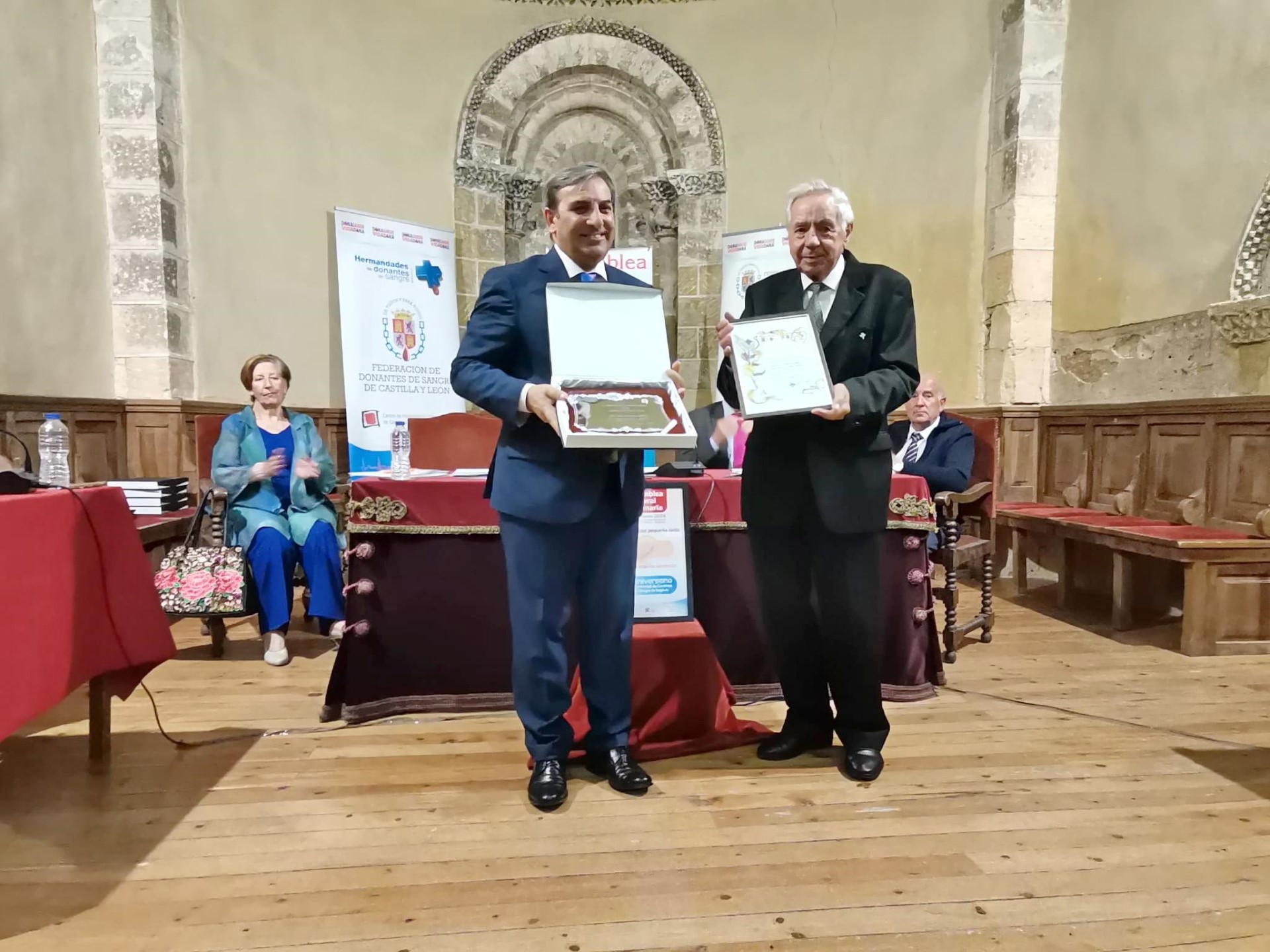 José Luis Sanz Merino recoge la Medalla de Oro de la Hermandad de Donantes de Sangre.