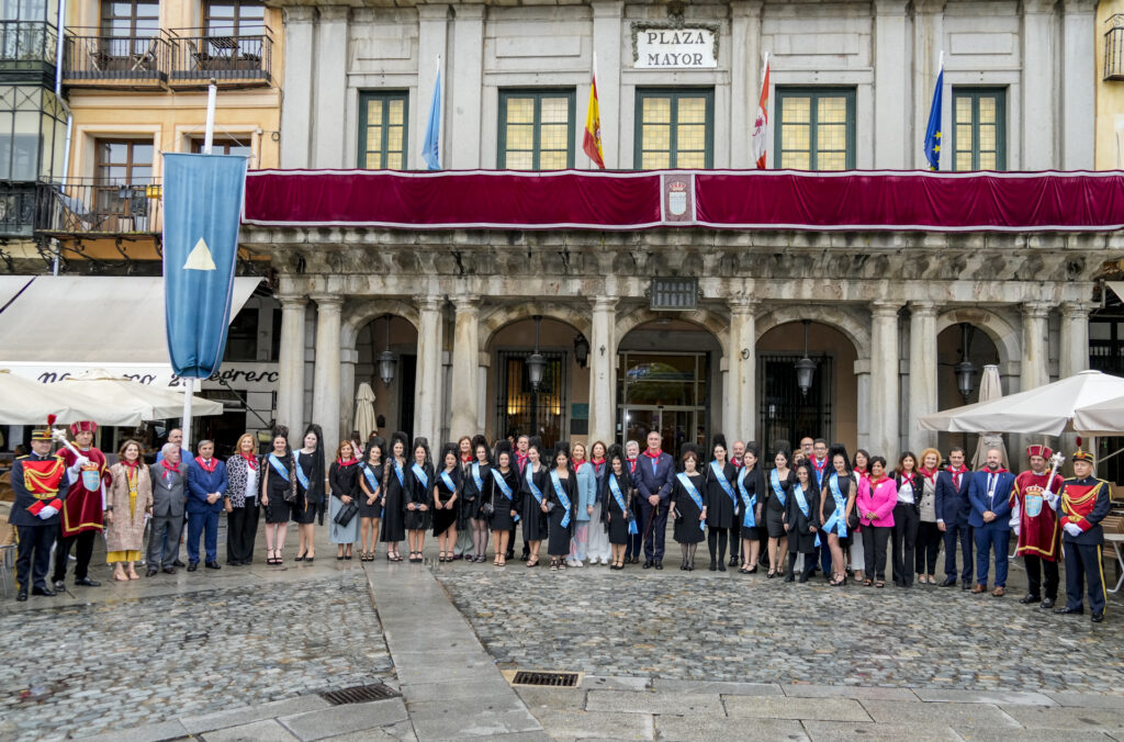 Las Damas de las fiestas posan frente al Ayuntamiento.