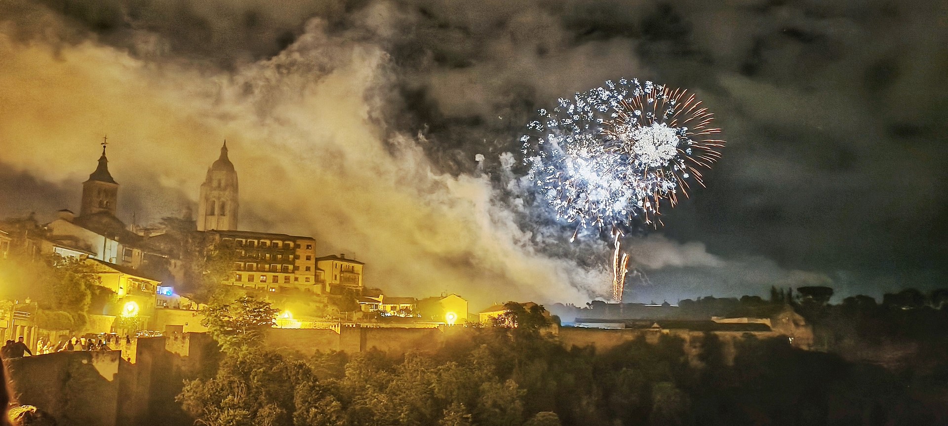 La ciudad de Segovia iluminada con los fuegos artificiales de fin de fiestas (FOT: MARIANA RADVANSKA - @MARIANA971016)