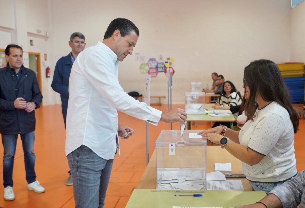 Momento de la votación del candidato popular Raúl de la Hoz (FOTO: LETICIA PÉREZ)