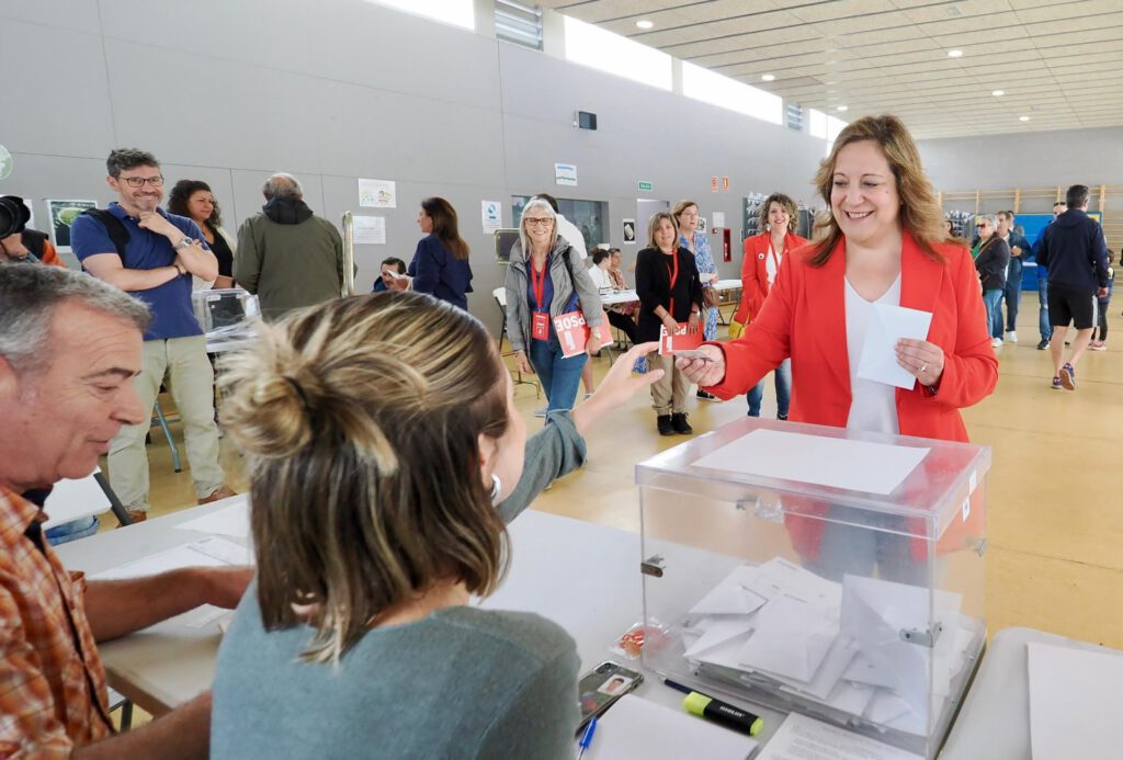 Momento en el que Iratxe García depositaba su voto (FOTO R.VALTERO)