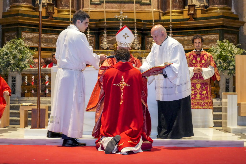 Alberto Janusz recibe la imposición de manos del obispo de Segovia, César Franco. Alberto Janusz recibe la imposición de manos del obispo de Segovia, César Franco.