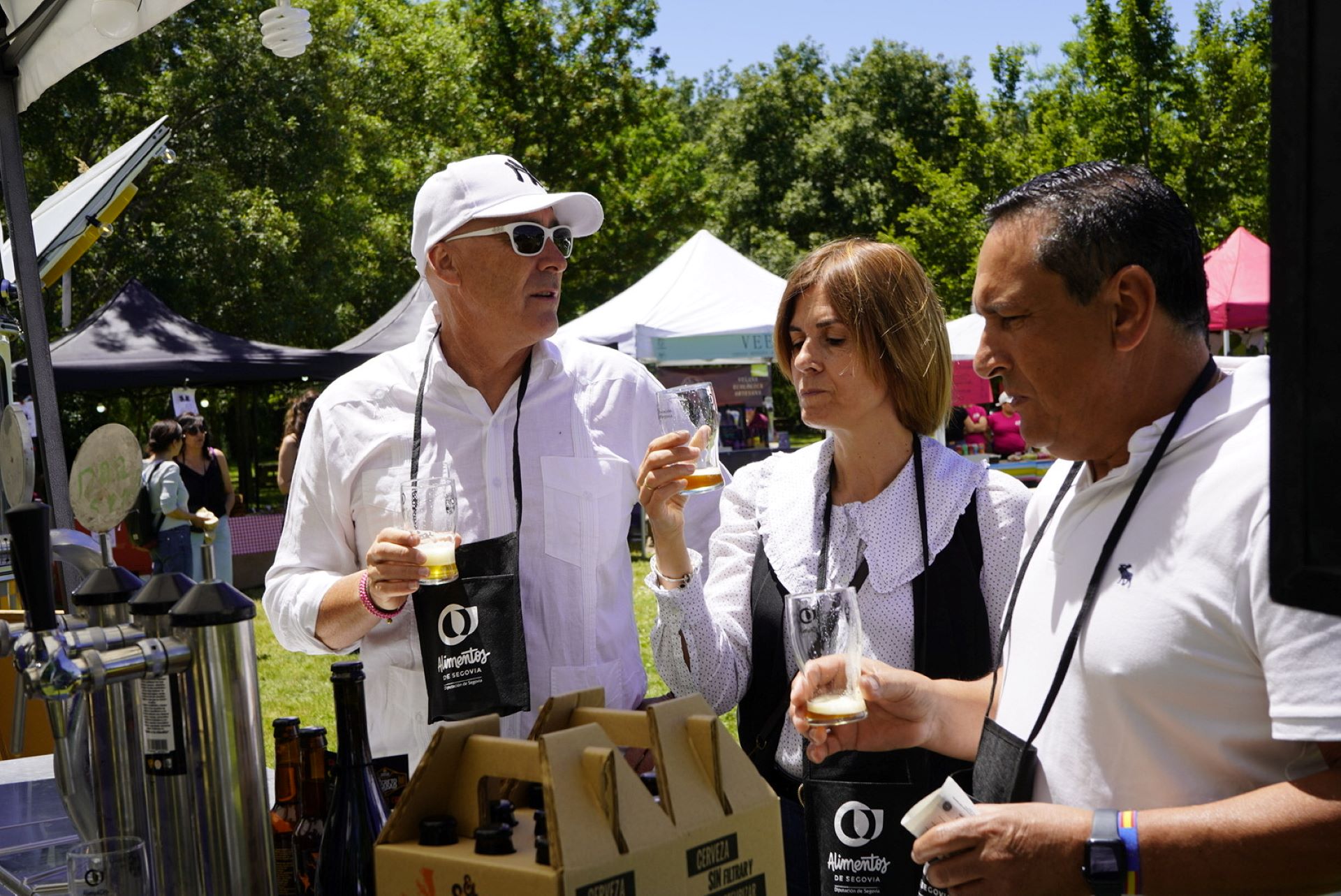 Magdalena Rodríguez degusta la cerveza de uno de los puestos de la Feria.