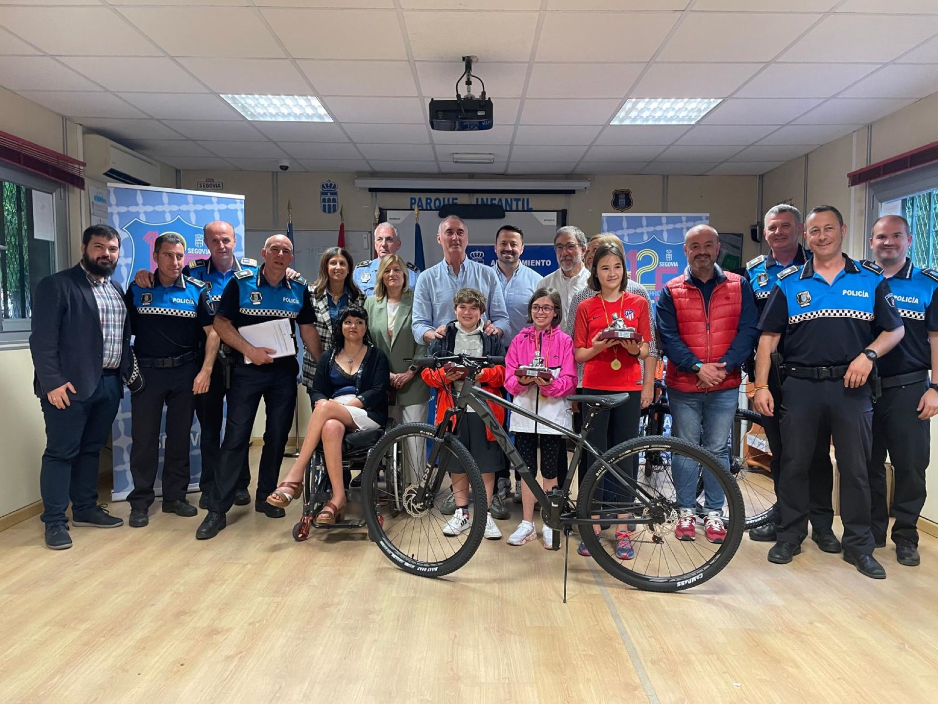 Los ganadores del XV Concurso de Educación Vial posan con sus premios.