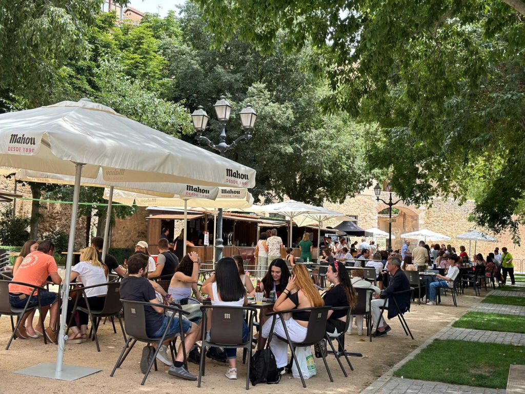 Aspecto de la primera Feria de Día de las fiestas de Segovia, ubicada en el Paseo del Salón. 