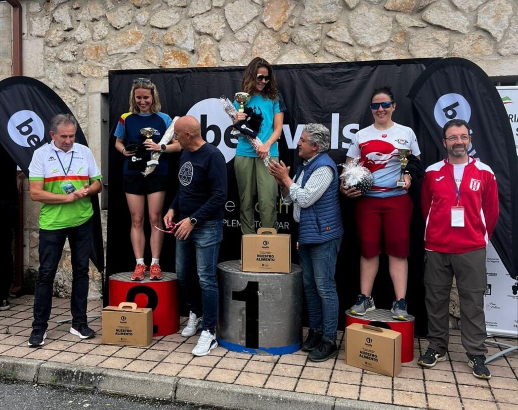 Entrega de premios de la I Travesía a Nado ‘Hoces del Duratón’ en categoría femenina.