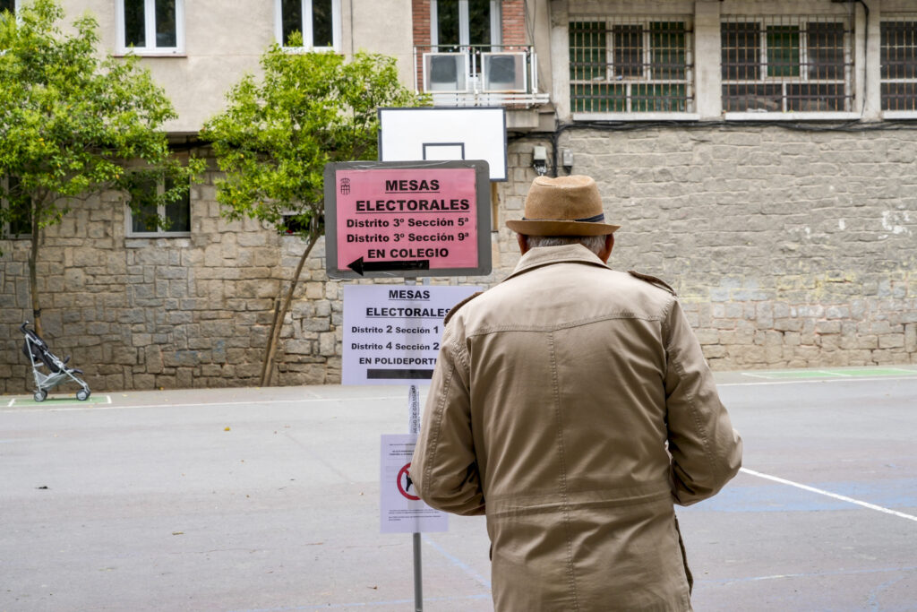 Un hombre revisa la mesa electoral que le toca. Un hombre revisa la mesa electoral que le toca.