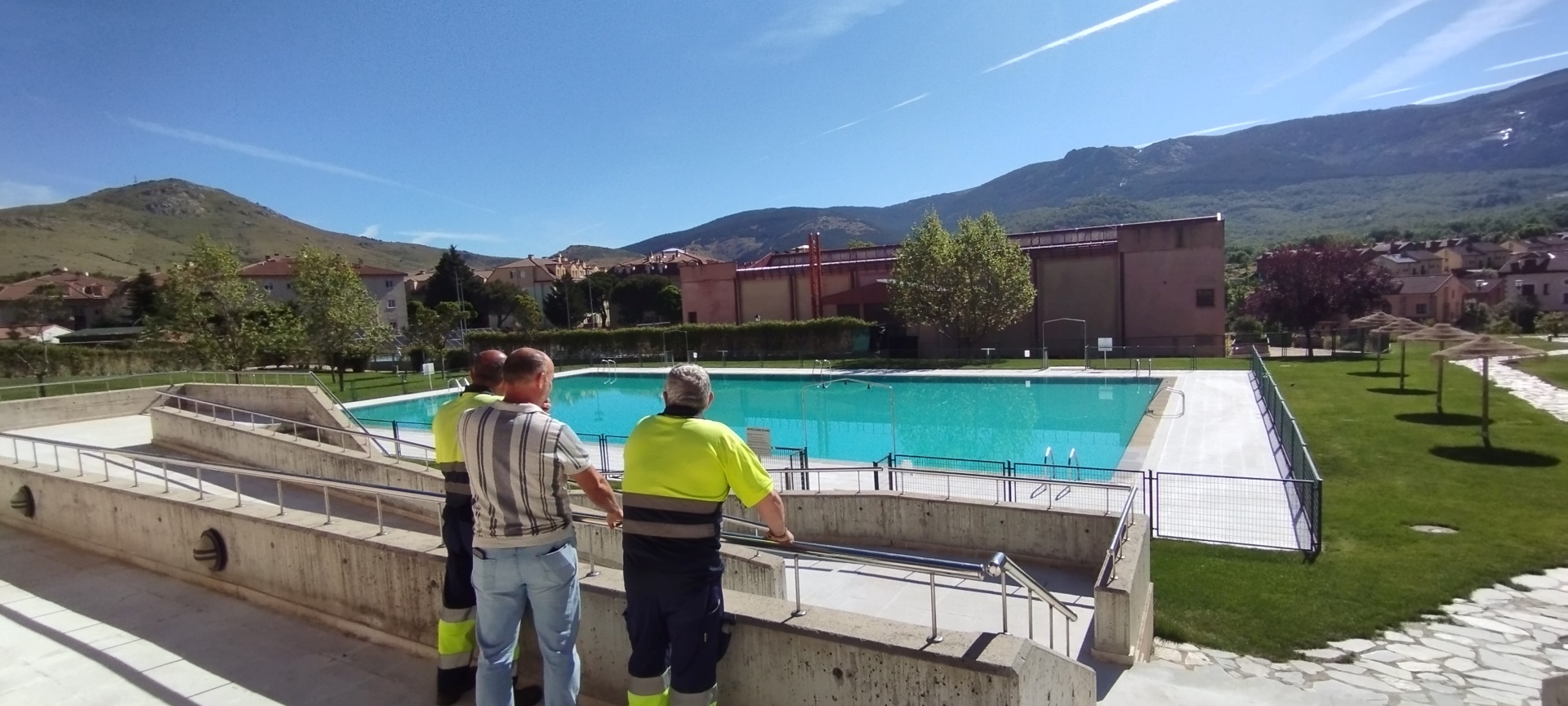 Algunos operarios hacen las últimas revisiones en las piscinas de verano del Real Sitio.