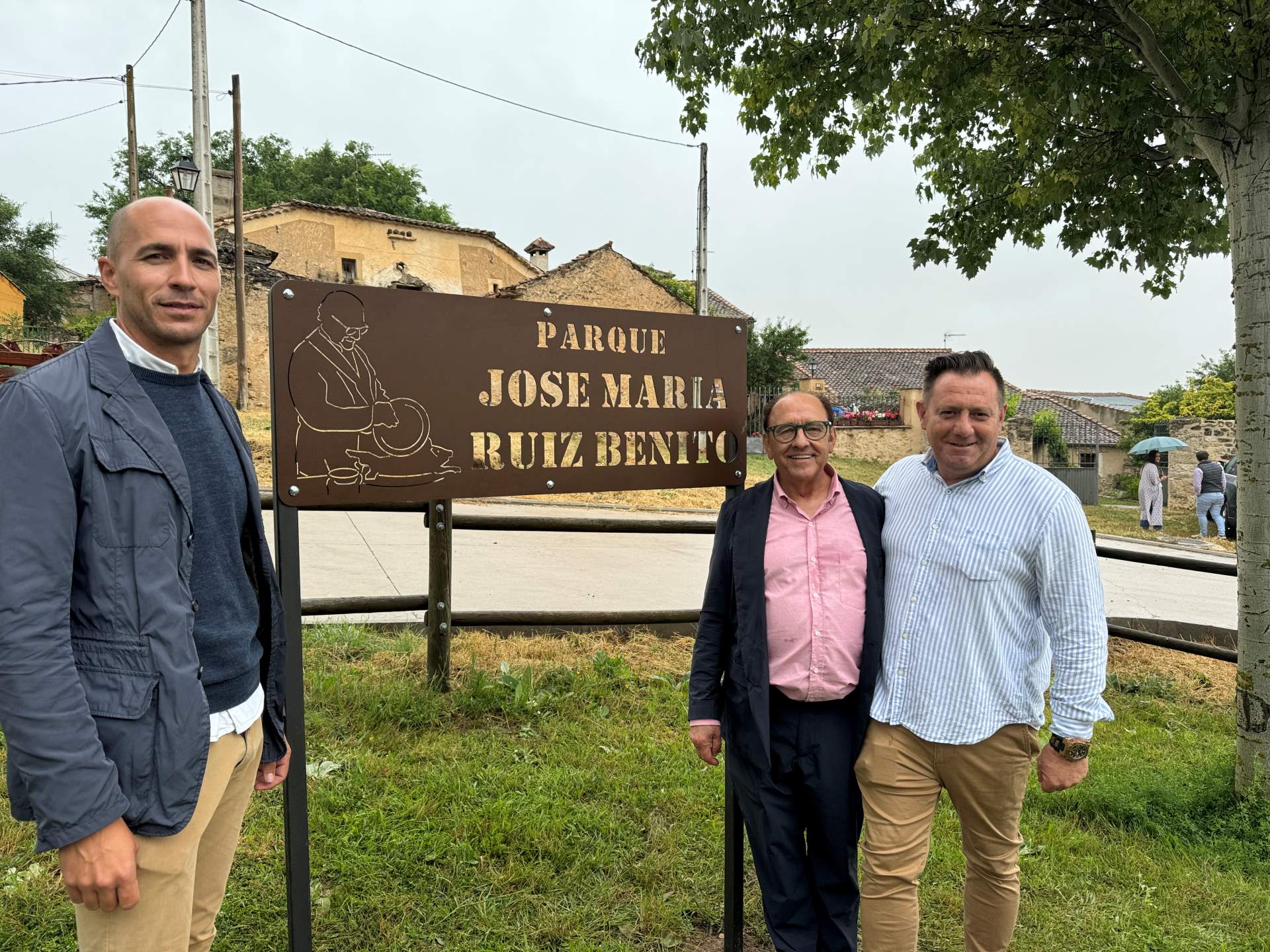 José María Ruiz posa junto al parque con su nombre.