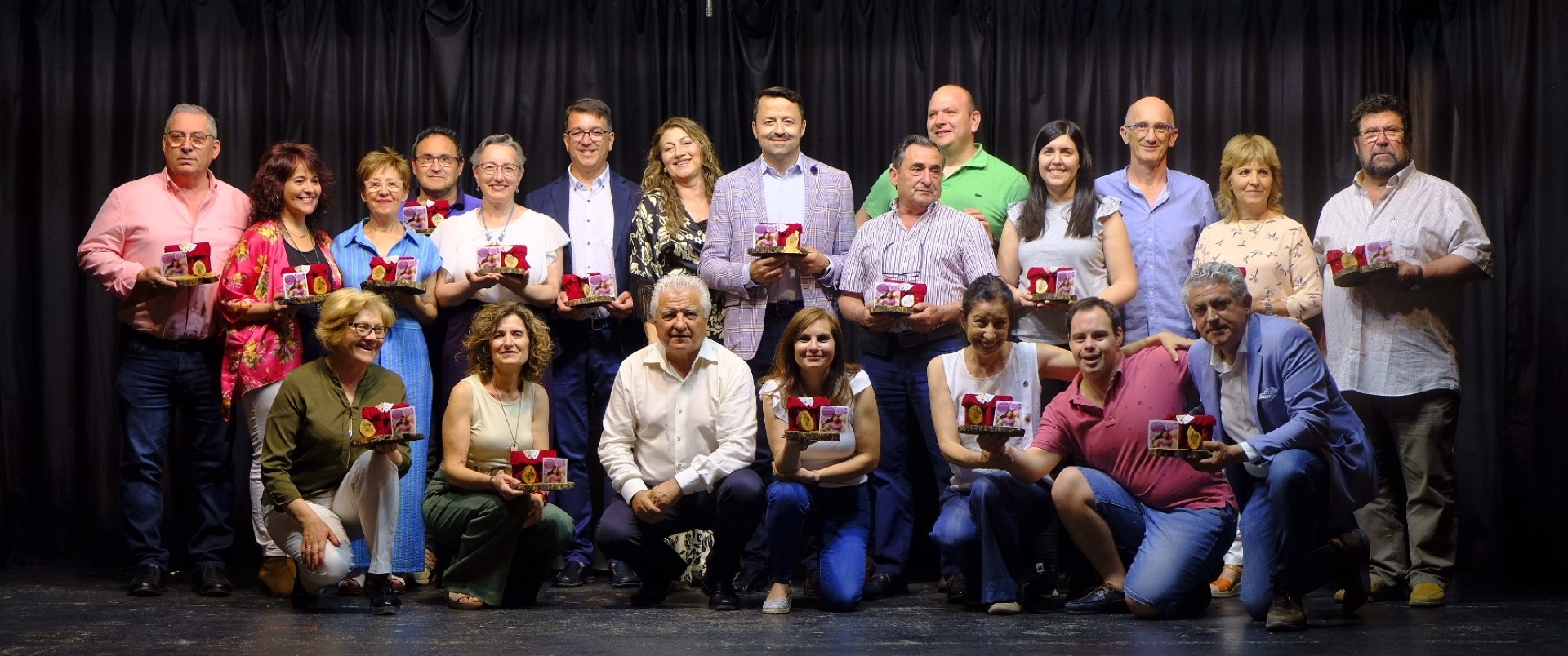Representantes de grupos y autoridades posan con los galardones de los Premios Platero, que se entregaron durante la clausura de la 41ª Real Muestra de Teatro Especial.