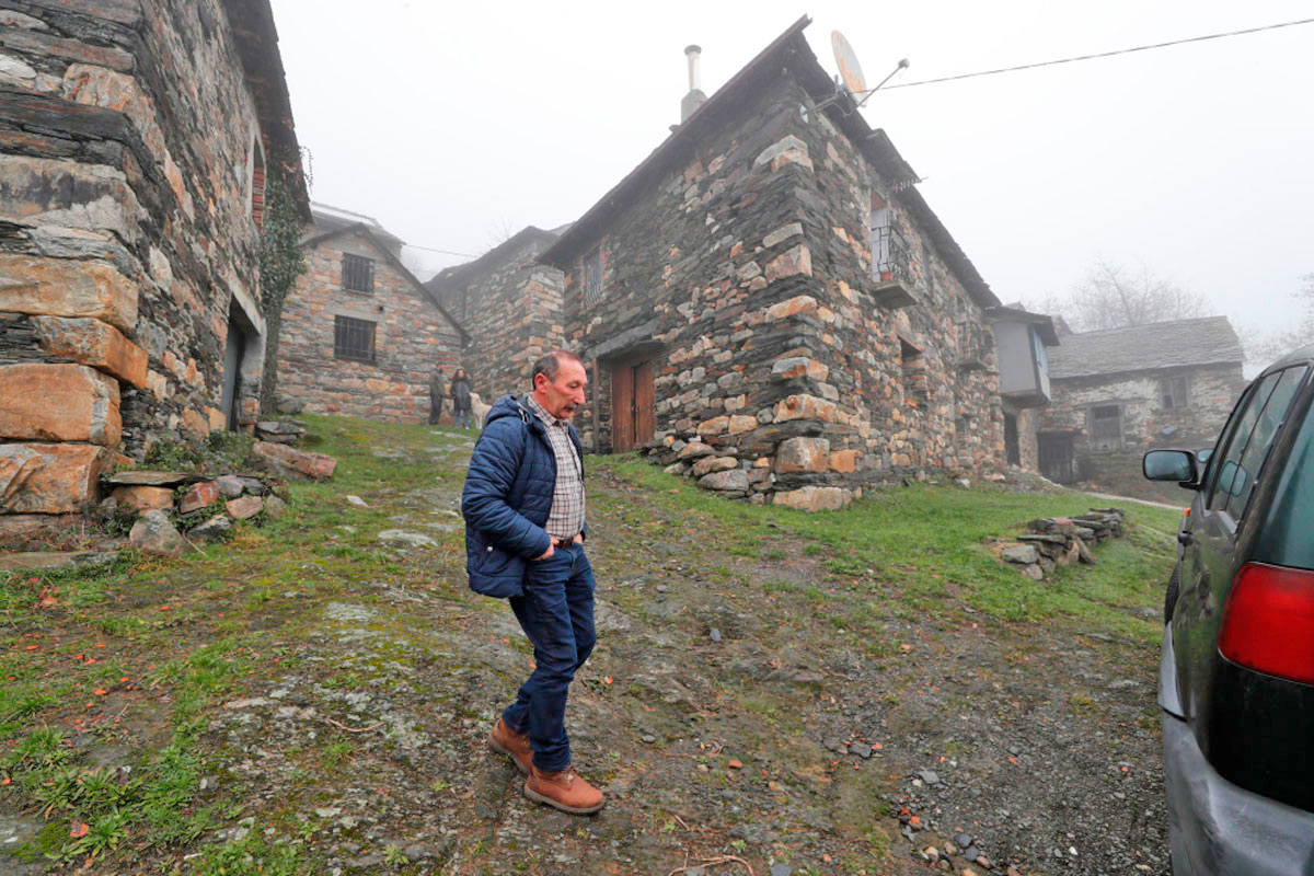 Abel pasea por su pueblo