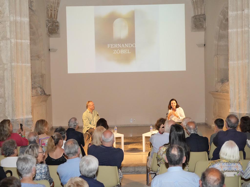 Alejandra Vallejo-Nágera y Manuel Fontán, en la charla sobre Fernando Zóbel. / MIGUEL ÁNGEL FERNÁNDEZ