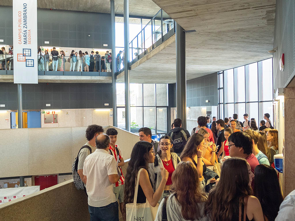Alumnos en el Campus María Zambrano de Segovia esperan para raelizar los exámenes de la EBAU. / GABINETE COMUNICACIÓN UVA