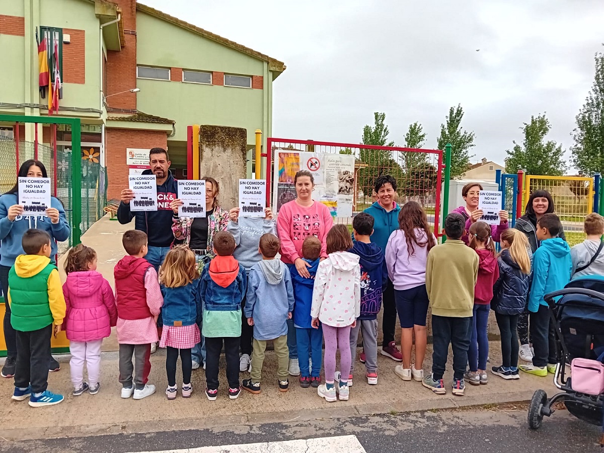 Concentración a las puertas del centro educativo / FARSE