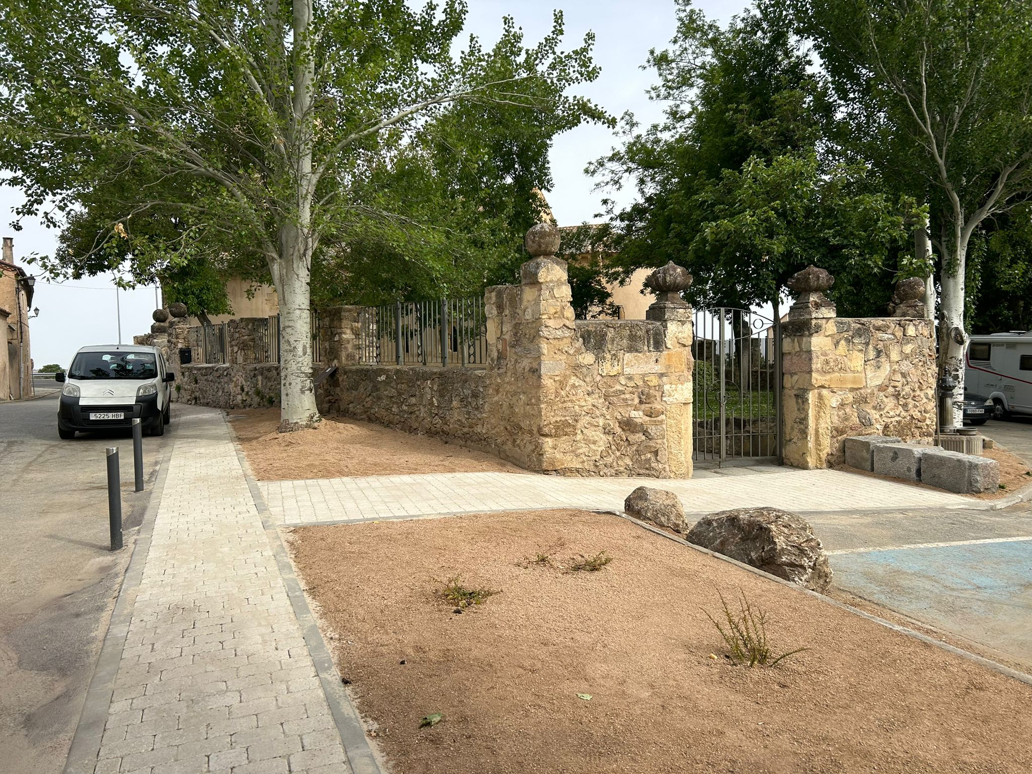 Entorno de la iglesia San Nicolás de Bari / Ayuntamiento Torrecaballeros