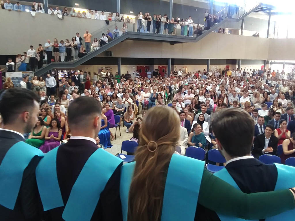 Más de 2.500 personas llenan el ágora del Campus María Zambrano 1 Graduaciones UVA