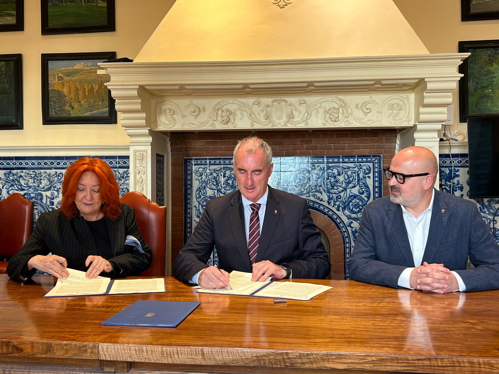 Firma del convenio con Hay Festival España / Ayuntamiento
