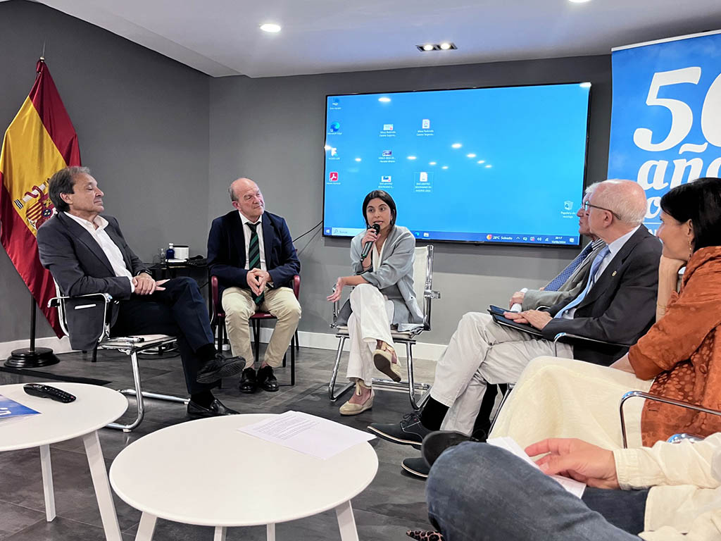 Homenaje a los profesionales sanitarios en el Centro Segoviano de Madrid