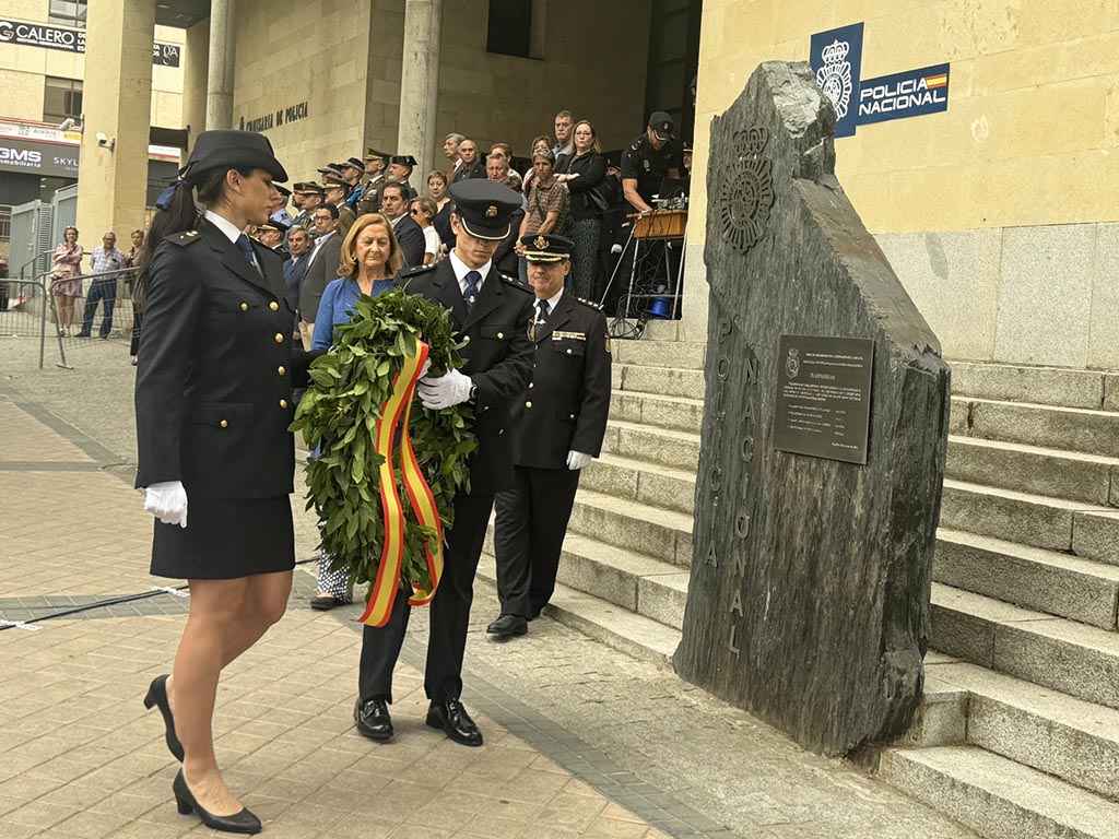 Homenaje a las víctimas de la Policía Nacional. / DIPUTACIÓN