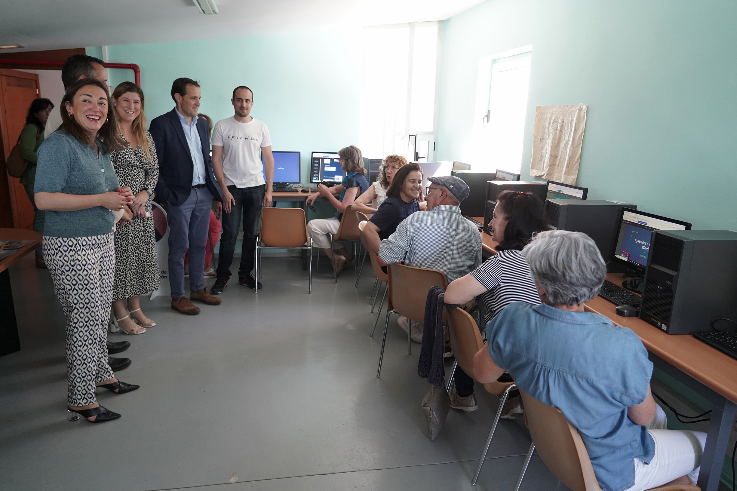 La consejera de Movilidad visita el centro CyL Digital Rural de Serrada (Valladolid)