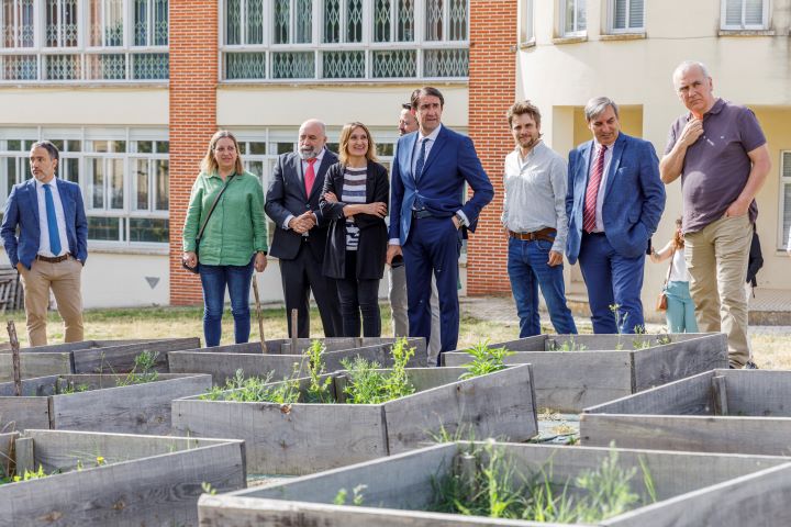 Visita al patio renaturalizado del IES Vega del Pirón / NACHO VALVERDE