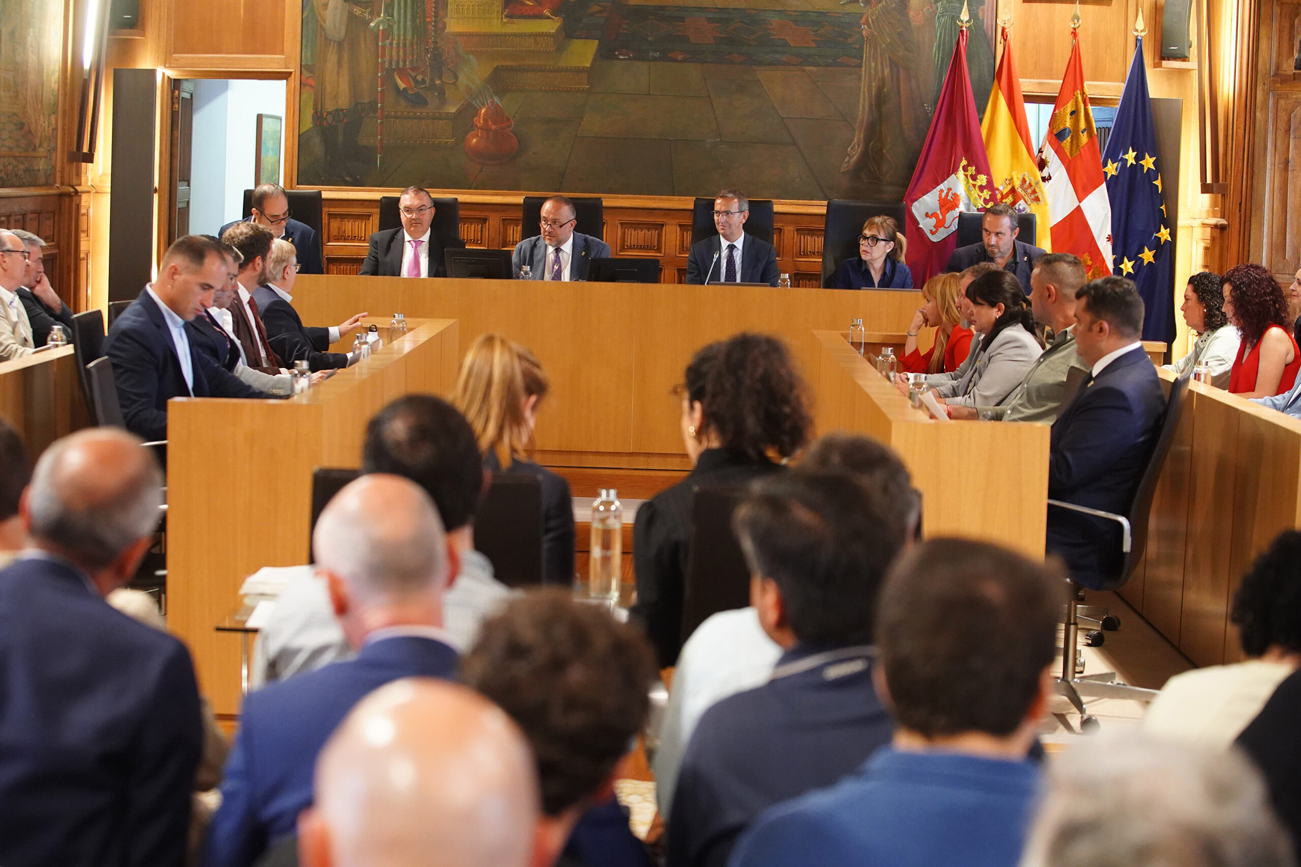 La Diputación de León debate la moción pro autonomía