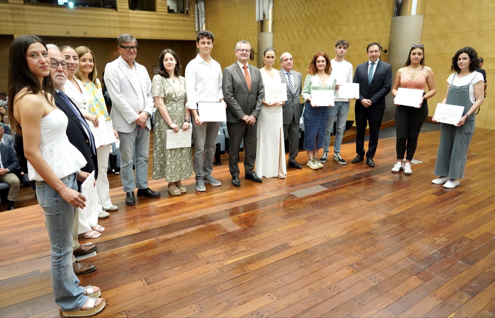 Los premiados, junto al consejero Gerardo Dueñas. / MIRIAM CHACÓN - ICAL